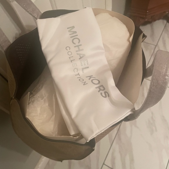 NWT BEAUTIFUL EXCLUSIVE MICHAEL KORS Collection large genuine leather sand tote. - Picture 5 of 9